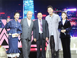新望董事长罗永辉与著名歌星刘尊老师、汪正正老师、郭津彤老师、主持人雅琪在北京电视台录制节目现场亲切合影